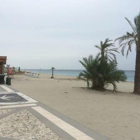 Flat 20 Mt From The Beach *